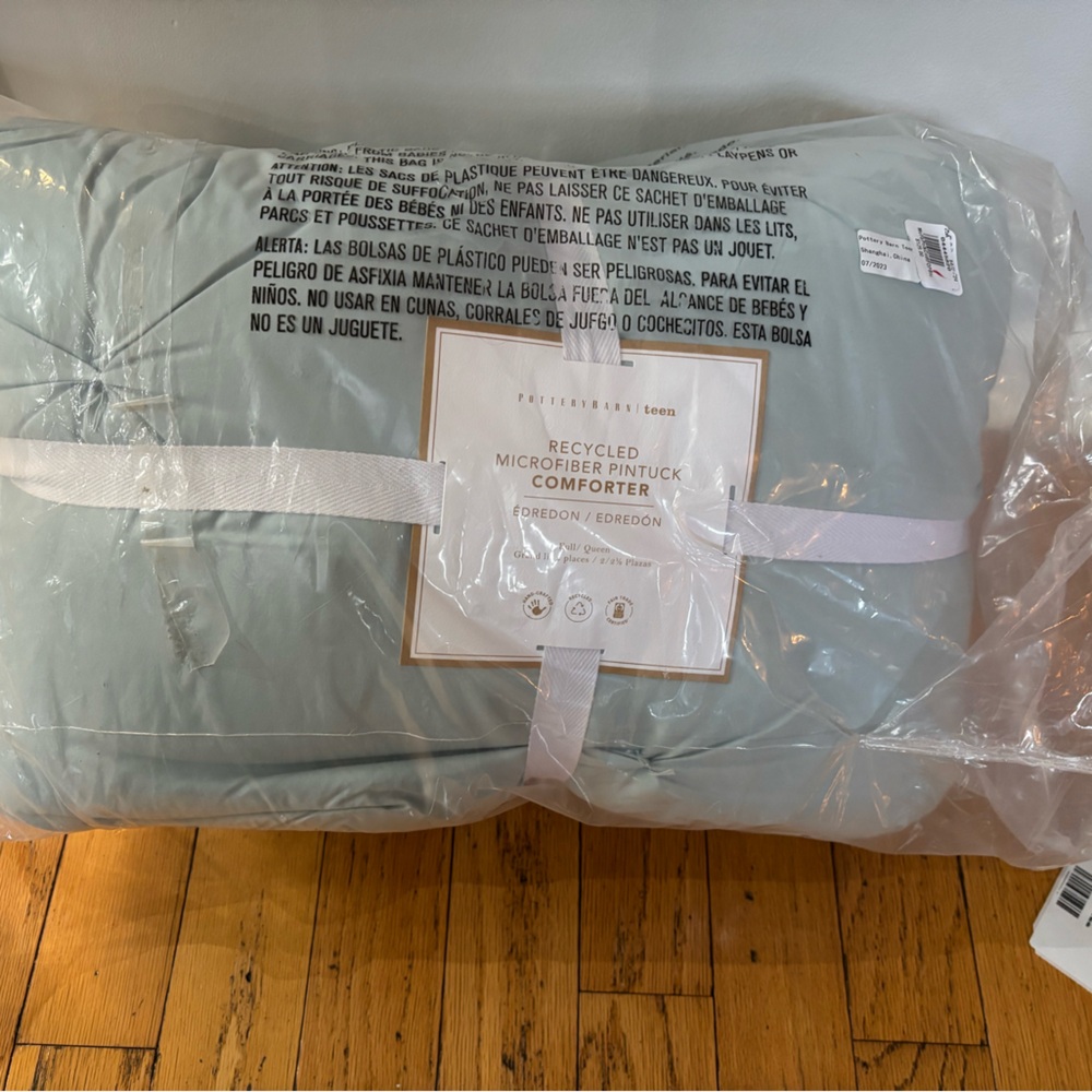 Pottery Barn Teen Pintuck Queen comforter in Porcelain Blue NWT
Retails $159